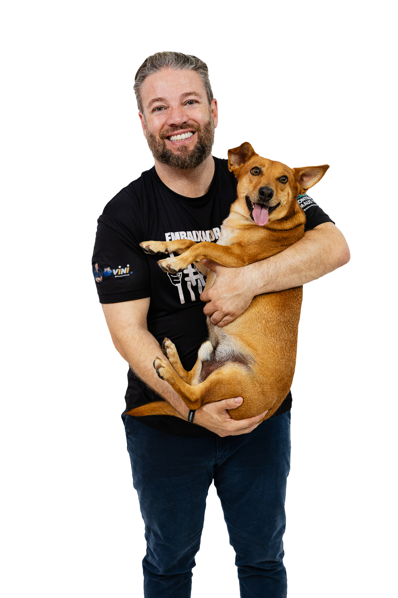Vini Amor Animal segurando um cão resgatado, ambos sorrindo